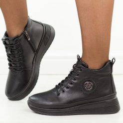 Czarne skórzane botki damskie Filippo dbt4215/26. Czarne botki Filippo, bez wzorów, z polaru, eleganckie, z okrągłym noskiem, bez obcasa, bez zapięcia. Za 329.00 zł.