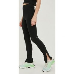 Reebok Classic legginsy damskie kolor czarny gładkie. Czarne legginsy Reebok Classic, bez wzorów, z dzianiny. W wyprzedaży za 154.99 zł.
