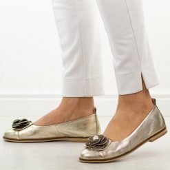 Złote skórzane Polskie półbuty damskie Deoni D047. Żółte półbuty wsuwane Deoni, na jesień, z aplikacjami, z jeansu, eleganckie, z okrągłym noskiem, bez obcasa, na płaskiej podeszwie. Za 439.00 zł.