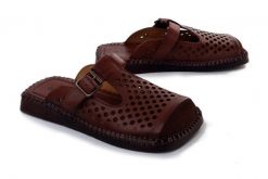 Artiker Relaks 58C1012 choco, klapki damskie. Brązowe klapki Artiker Relaks, bez wzorów, ze skóry, bez obcasa, bez zapięcia. Za 294.90 zł.
