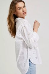 Koszula oversize z rękawami 3/4 biała. Białe koszule MOODO, m, bez wzorów, bez kołnierzyka, bez ramiączek. W wyprzedaży za 69.99 zł.