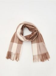 Szalik z dodatkiem wiskozy - kremowy. Białe szaliki i kominy Reserved, bez wzorów, z wiskozy. W wyprzedaży za 35.99 zł.