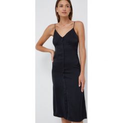 Calvin Klein Jeans sukienka kolor czarny midi prosta. Czarne sukienki Calvin Klein Jeans, na co dzień, l, bez wzorów, z jeansu, bez kołnierzyka, bez ramiączek, midi, proste. Za 539.99 zł.