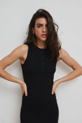 Dopasowana sukienka bez rękawów w kolorze TOTALLY BLACK - TARMA-L. Czarne sukienki Marsala, na co dzień, l, bez wzorów, z dzianiny, eleganckie, bez kołnierzyka, bez ramiączek, midi, dopasowane. Za 249.90 zł.