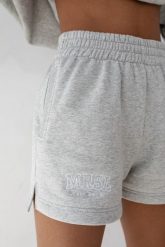 Szorty z dzianiny dresowej z haftem MRSL w kolorze LIGHT GREY MELANGE - LE PETIT-XL. Szare szorty sportowe Marsala, bez wzorów, z bawełny, z podwyższonym stanem, na fitness i siłownię. Za 219.90 zł.