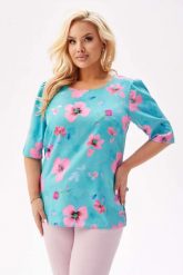 Bluzka Spring z krótkim rękawem i lekką bufką w odcieniach turkusowego błękitu w różowe kwiaty PLUS SIZE XXL. Czerwone bluzki Moda Size Plus Iwanek, plus size, bez wzorów, z elastanu, biznesowe, bez kołnierzyka, plus size, bez ramiączek. Za 169.90 zł.