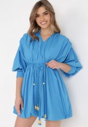 Niebieska Sukienka Adousa. Niebieskie sukienki Born2be, m, bez wzorów, z gumy, klasyczne, bez kołnierzyka, bez ramiączek, mini, bombki. Za 319.99 zł.