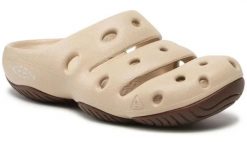 Klapki damskie Keen Yogui Wmns Safari/Silver Birch. Brązowe klapki 909, bez wzorów, bez obcasa, bez zapięcia. Za 280.99 zł.