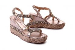 ALMA EN PENA V23480 diva bronze, sandały damskie. Żółte sandały Alma En Pena, bez wzorów, ze skóry, bez obcasa, na koturnie, bez zapięcia. Za 669.90 zł.
