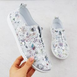 Skórzane półbuty damskie w kwiaty białe T.Sokolski 2023 FL. Białe półbuty wsuwane T.Sokolski, bez wzorów, ze skóry, bez obcasa. Za 209.99 zł.