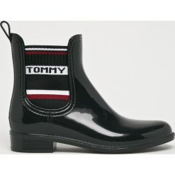 Tommy Hilfiger - Kalosze. Czarne kalosze Tommy Hilfiger, bez wzorów, z gumy, bez zapięcia. W wyprzedaży za 249.90 zł.
