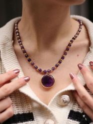 Pierres delicates Pozłacany naszyjnik z elementami ozdobnymi - dł. 50 cm rozmiar: onesize. Różowe naszyjniki Pierres delicates, z materiału, z ametystem, pozłacane. Za 69.99 zł.