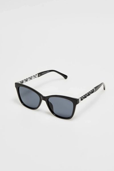 Okulary przeciwsłoneczne czarne. Czarne okulary przeciwsłoneczne MOODO, bez wzorów. W wyprzedaży za 14.99 zł.