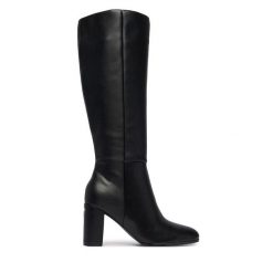 Kozaki Guess. Czarne kozaki Guess, z aplikacjami, bez obcasa, na słupku, bez zapięcia. Za 674.99 zł.