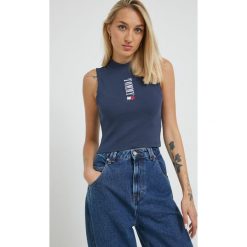 Tommy Jeans top damski kolor granatowy. Niebieskie topy Tommy Jeans, l, z aplikacjami, z bawełny, bez kołnierzyka, bez ramiączek. W wyprzedaży za 119.99 zł.