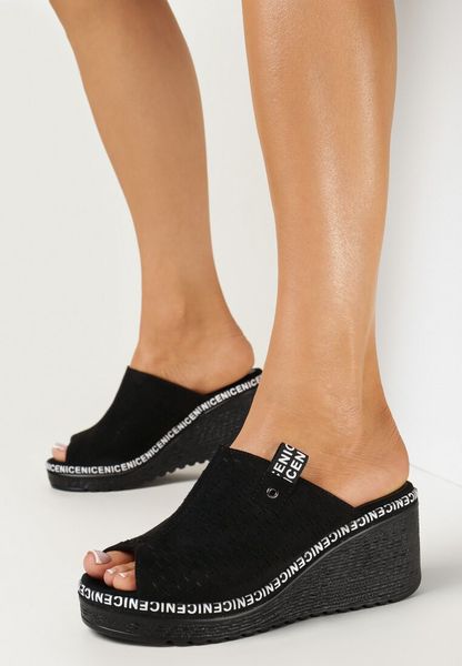 Czarne Klapki na Koturnie z Szerokim Paskiem i Perforacją Givika. Czarne klapki Born2be, bez wzorów, bez obcasa, na koturnie, bez zapięcia. Za 119.99 zł.