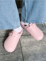 Zabudowane klapki - różowy. Czerwone klapki Sinsay, bez wzorów, bez obcasa, bez zapięcia. Za 29.99 zł.