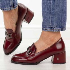 Bordowe skórzane mokasyny damskie na obcasie Vinceza 18116. Czerwone mokasyny VINCEZA, bez wzorów, ze skóry, z okrągłym noskiem. Za 229.00 zł.