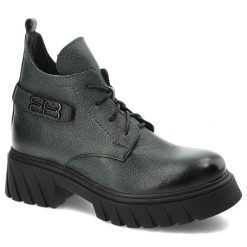 Zielone Botki Armodo Stylowe Obuwie Damskie. Zielone botki Armodo, z aplikacjami, z materiału, eleganckie, bez obcasa, bez zapięcia. Za 369.00 zł.