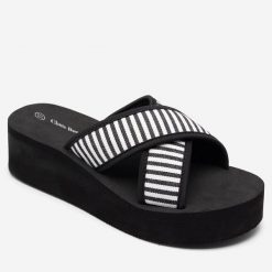 Klapki Clara Barson. Czarne klapki Clara Barson, bez wzorów, bez obcasa, bez zapięcia. Za 79.99 zł.