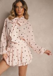Różowa Sukienka o Rozkloszowanym Kroju z Nietoperzowymi Rękawami i Wiązaniem Mironaria. Czerwone sukienki Renee, na co dzień, m, bez wzorów, eleganckie, bez kołnierzyka, bez ramiączek, mini, kopertowe. W wyprzedaży za 143.99 zł.