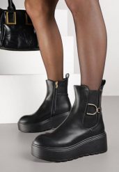 Czarne Botki Vices Typu Sztyblety na Platformie z Metaliczną Ozdobą Faliora. Czarne botki Born2be, z aplikacjami, z jeansu, eleganckie, bez obcasa, na platformie, bez zapięcia. Za 119.99 zł.