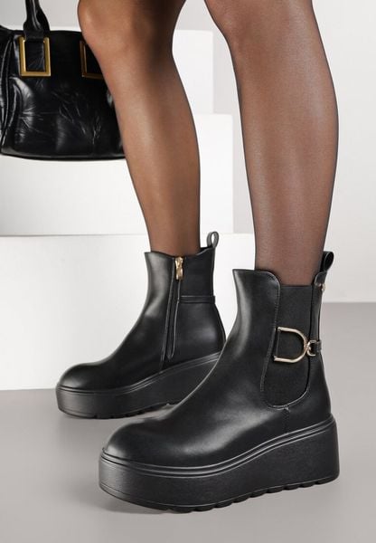 Czarne Botki Vices Typu Sztyblety na Platformie z Metaliczną Ozdobą Faliora. Czarne botki Born2be, z aplikacjami, z jeansu, eleganckie, bez obcasa, na platformie, bez zapięcia. Za 119.99 zł.