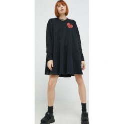 Love Moschino sukienka bawełniana kolor czarny mini oversize. Czarne sukienki Love Moschino, bez wzorów, z bawełny, bez kołnierzyka, bez ramiączek, maxi, oversize. Za 1,269.90 zł.