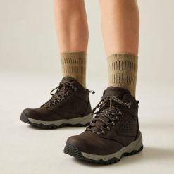 Damskie wodoodporne buty trekkingowe Amble. Brązowe trekkingi Regatta, bez wzorów, z materiału, bez zapięcia, trekkingowe. Za 269.99 zł.