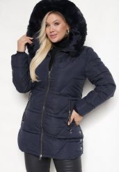 Granatowa Kurtka Pikowana o Prostym Kroju z Kapturem z Odpinanym Futrem Elrinnisa. Niebieskie kurtki Born2be, plus size, z aplikacjami, z dzianiny, eleganckie, z kapturem. W wyprzedaży za 125.99 zł.