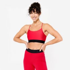 Stanik sportowy Domyos. Czarne biustonosze sportowe DOMYOS, bez wzorów, z elastanu, na fitness i siłownię. W wyprzedaży za 39.99 zł.