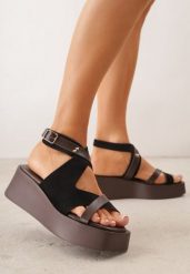 Czarne Sandały na Platformie i Koturnie z Geometryczną Cholewką i Nitami Amanome. Czarne sandały Renee, bez wzorów, bez obcasa, na koturnie, bez zapięcia. Za 139.99 zł.