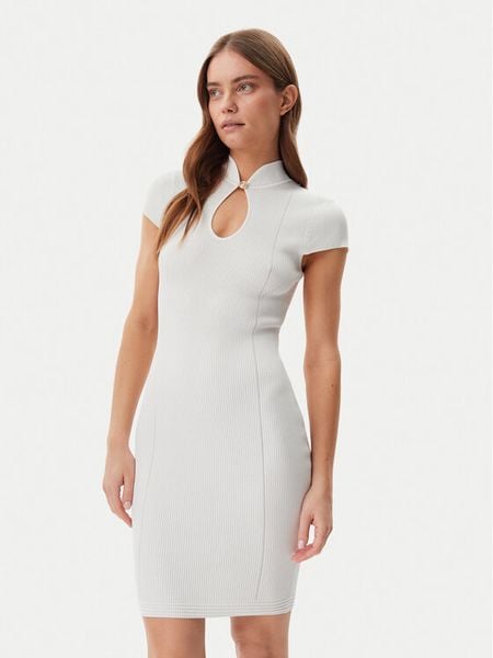 Guess Sukienka dzianinowa W5GK46 Z3L10 Écru Slim Fit. Sukienki Guess, l, z aplikacjami, z dzianiny, bez kołnierzyka, bez ramiączek. Za 259.99 zł.
