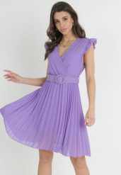 Fioletowa Sukienka Geving. Fioletowe sukienki Born2be, na imprezę, bez wzorów, z tkaniny, retro, bez kołnierzyka, bez ramiączek, mini, kopertowe. Za 149.99 zł.
