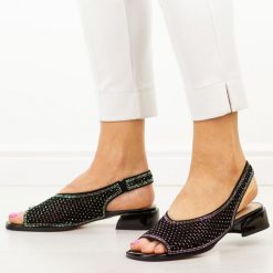 Czarne skórzane sandały damskie DiA 3131. Czarne sandały DiA, bez wzorów, ze skóry, eleganckie, bez obcasa, na obcasie, bez zapięcia. W wyprzedaży za 315.92 zł.