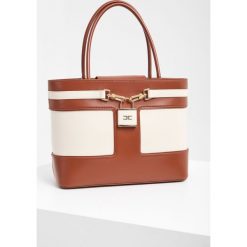 Torebka ELISABETTA FRANCHI. Brązowe torebki klasyczne Elisabetta Franchi, bez wzorów, duże, z tłoczeniem, bez dodatków. Za 1,649.00 zł.
