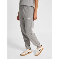 Damskie spodnie dresowe Hummel Legacy 2.0. Szare spodnie dresowe Hummel, bez wzorów, z dresówki. Za 269.50 zł.