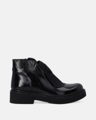 LAKIEROWANE BOTKI DAMSKIE W KOLORZE CZARNYM N001PABLOBB125. Czarne botki Venezia, bez wzorów, z lakierowanej skóry, bez obcasa, bez zapięcia. Za 339.00 zł.