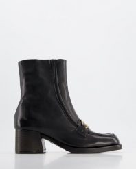 BOTKI Z KLAMRĄ T02206 NERO. Botki Venezia, bez wzorów, ze skóry, bez obcasa, bez zapięcia. Za 439.00 zł.