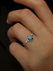 DIA DIAMONDS Srebrny pierścionek z diamentami i topazem rozmiar: 52. Niebieskie pierścionki DIA DIAMONDS, z diamentem, srebrne. Za 297.05 zł.
