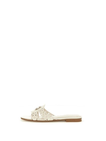Guess Klapki FLJCIE PAF03 Kremowy. Białe klapki Guess, z aplikacjami, ze skóry, bez obcasa, bez zapięcia. Za 274.99 zł.