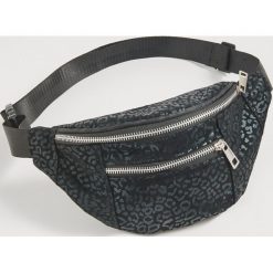 Saszetka typu nerka w lamparcie cętki - Czarny. Czarne nerki i saszetki Sinsay, bez wzorów, bez dodatków. Za 29.99 zł.