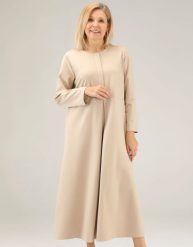 BEŻOWA SUKIENKA MIDI. Brązowe sukienki Unisono, bez wzorów, z tkaniny, bez kołnierzyka, bez ramiączek, midi. Za 359.00 zł.