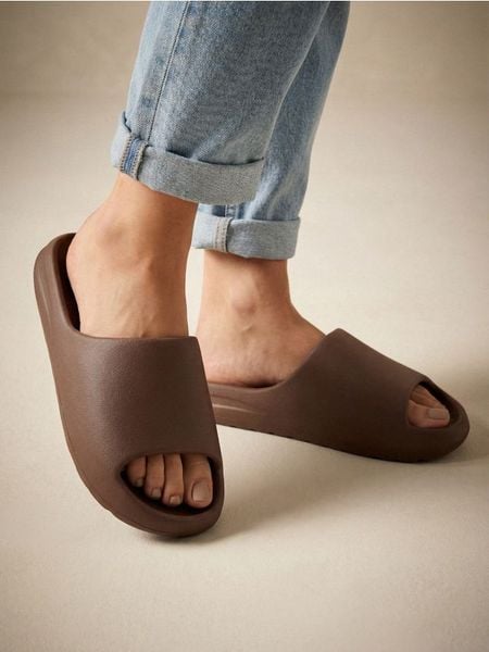 Klapki basic - brązowy. Brązowe klapki Sinsay, bez wzorów, bez obcasa, bez zapięcia. Za 29.99 zł.