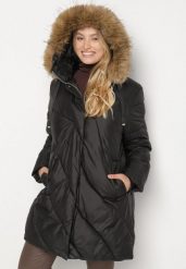 Czarna Kurtka z Asymetrycznym Pikowaniem i Kapturem z Futerkiem Ruvita. Czarne kurtki Born2be, plus size, bez wzorów, z dzianiny. Za 279.99 zł.