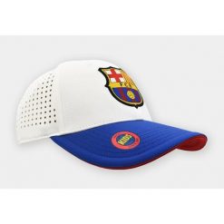 Czapka z daszkiem FC Barcelona Junior - oficjalna licencjonowana. Białe czapki z daszkiem FC Barcelona, bez wzorów, sportowe. Za 99.00 zł.