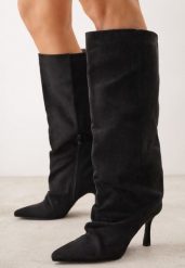 Czarne Marszczone Kozaki na Szpilce z Imitacji Zamszu z Noskiem w Szpic Seynessa. Czarne kozaki Renee, bez wzorów, z satyny, eleganckie, bez obcasa, na obcasie, bez zapięcia. Za 199.99 zł.