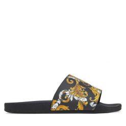 Klapki Versace Jeans Couture. Czarne klapki Versace Jeans Couture, bez wzorów, z jeansu, bez obcasa, bez zapięcia. Za 319.99 zł.