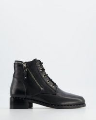 SZNUROWANE BOTKI DAMSKIE ZOYAR1910 BLACK. Czarne botki Venezia, bez wzorów, ze skóry, bez obcasa, bez zapięcia. Za 249.00 zł.