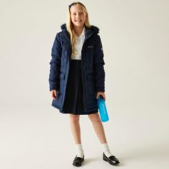 Płaszcz dziecięcy zimowy Fabrizia II. Czarne płaszcze Regatta, na zimę, bez wzorów, z materiału, eleganckie, z kapturem. Za 291.20 zł.